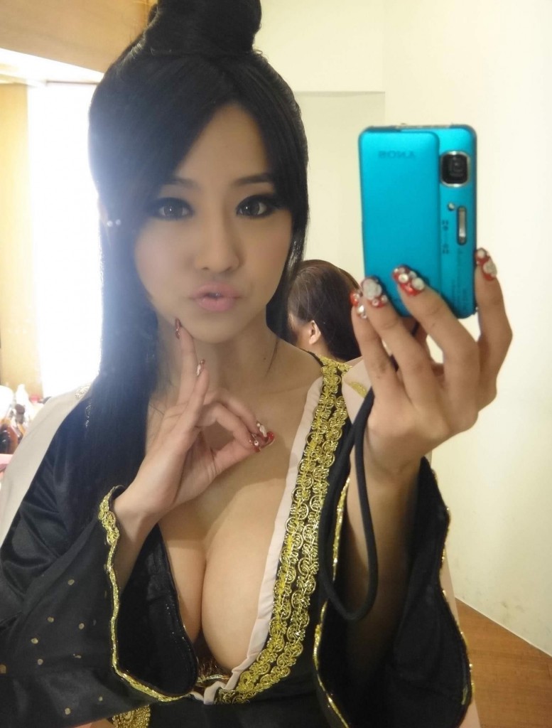 Очень красивая азиатка с большой грудью